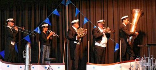 Gut beschirmt begab sich „Harmonic Brass“ auf seine Donaureise.  Janka