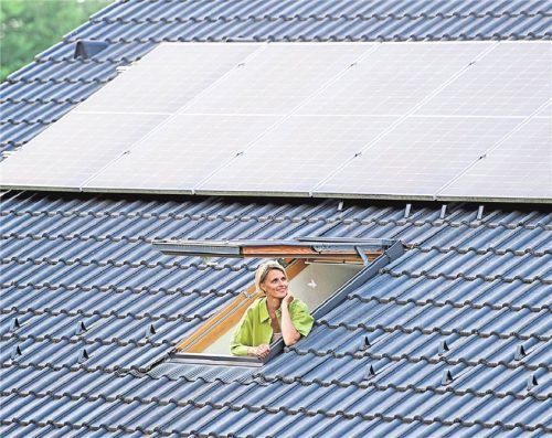 Gute Aussichten für das Haushaltsbudget: selbst erzeugter Strom aus einer PV-Anlage kombiniert mit einer hocheffizienten und brandgeschützten Dachdämmung. DJD/PUREN/GETTY IMAGES/HALFPOINT IMAGES