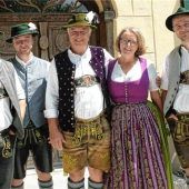 <p xml:space="preserve">Hannerl Astner (mit ihrem Mann und ihren Söhnen) ist spezialisiert auf maßgeschneiderte Dirndl. „Änderungsfreundlich müssen sie sein.“ Hannerl Astner</p>