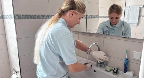 Hausputz von oben bis unten: Angelika Schmidt kommt einmal pro Woche zu dem Rosenheimer Ehepaar und nimmt Lappen, Staubsauger und Wischmop in die Hand. Eiglmeier