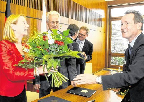 Historisches Foto von der Unterzeichnung des Staatsvertrags von Rosenheim 2012. Brandaktuelle Fragen nach seiner Gültigkeit stellt die Grünen-Abgeordnete Victoria Broßart. „Jetzt geht‘s los“, soll der damalige Verkehrsminister Peter Ramsauer (hinten, Mitte) 2012 nach der Unterzeichnung des Rosenheimer Vertrags gesagt haben. Die Blumen, die Landrat Josef Neiderhell an die österreichische Verkehrsministerin Doris Bures überreichte, sind auch schon längst verdorrt. Ammelburger/Sarah Broßart