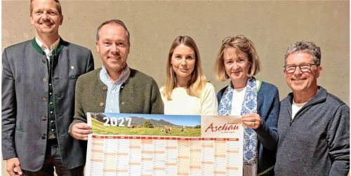 Im Aschauer Wandkalender 2027 sind die wichtigsten kulturellen Höhepunkte des Jubiläumsjahres verankert: (von links) Bürgermeister Simon Frank, Herbert Reiter (Tourismuschef Aschau und Sachrang), Alexa Dietz (Sparkassenstiftung Zukunft für Stadt und Landkreis Rosenheim), Dr. Barbara Koch (Kulturbühne Aschau) und Winfried Wolke (ehrenamtlicher Kulturbeauftragter). Re