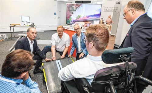 Im Beisein der beiden Behindertenvertreter der Freien Wähler, Martin Blasi und Markus Dieminger (vorne im Bild links und rechts), diskutierte Wirtschaftsminister Hubert Aiwanger (von links) mit Stephan Weindler sowie den beiden Geschäftsführern Christian Kienzle und Michael Schäfer von Pohlig Ottobock Care die Einsatzmöglichkeiten mobiler Rampen. Effner