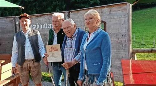 Im Bild ist der Vorsitzende Andreas Bursian (links) mit Josef Kogler, Alois Albert und Resi Fent zu sehen. Die drei sind seit 60 Jahren im Verein. Skiclub Aising-Pang e.V.