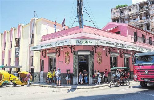 Im El Floridita trank Ernest Hemingway (o. l.). Aus New York stammt der Manhattan (r.). Picture Alliance/ dpa-tmn