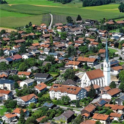 Im Süden von Eggstätt sollen neue Wohnungen entstehen. Dafür hat der Gemeinderat jetzt den Weg bereitet. OVB-Archiv/Siegfried Kerscher