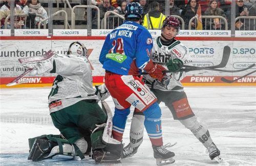 Im Vorjahr spielte Kevin Marx Norén noch für Düsseldorf gegen Torwart Christopher Kolarz und Verteidiger Maximilian Adam. Jetzt steht er – zumindest für einige Wochen – mit den beiden Starbulls-Akteuren auf dem Eis.