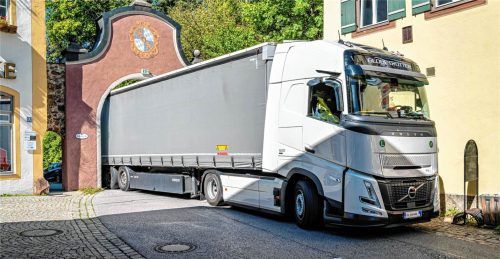 Immer wieder beschädigen Lkw in Neubeuern das historische Markttor – zuletzt vergangenen Samstag. Ein Sattelzug fuhr durch das enge Münchner Tor auf den historischen Marktplatz und beschädigte es.Rainer Nitzsche