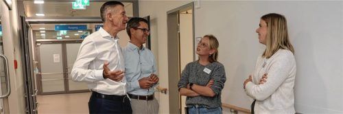 In den Fluren des Neubaus ins Gespräch vertieft: (von links) Vorstandsvorsitzender Dr. Uwe Gretscher, Vorstand Philipp Hämmerle, Angela Walcher, Stationsleiterin der Operativen Intensivstation, und Lisa Pichler, Bereichsleiterin Pflege im Klinikum Traunstein. Kliniken Südostbayern AG