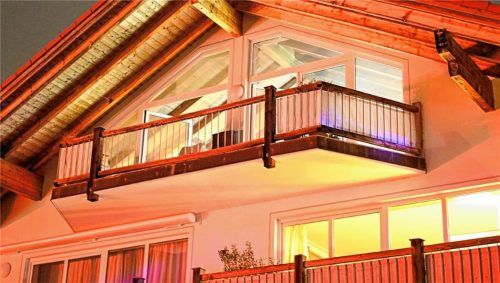 In einer Dachgeschosswohnung in Breitbrunn kam es am Dienstag zu dem Brand. Facebook Stick Run/ER24 (Collage Geyer)