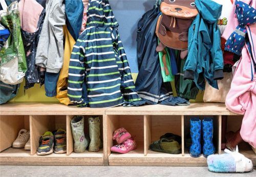 In Rohrdorf fand sich ein Kompromiss: Die Elternbeiträge für Kindergartenkinder werden vom 1. Januar bis 31. August 2027 um 50 Euro reduziert. Eltern und Gemeinde teilen sich den gestrichenen Zuschuss von 100 Euro bis zum Ende des Kindergartenjahres. (Symbolbild) dpa/Sebastian Kahnert