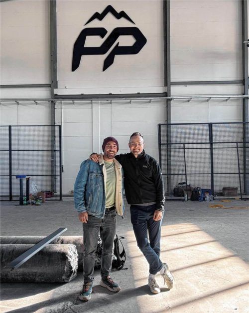 Industriehalle wird zur Sportanlage: Peter Weinzierl (links) und Martin Faltl eröffnen mit weiteren Mitstreitern die erste Indoor-Padelhalle Rosenheims im Aicherpark. Eiglmeier