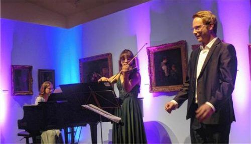 Julia Vogl am Klavier, Veronika Pröbstl mit ihrer Geige und Stephan Schlögl bei einem Operettenabend im Museum. Erika Fischer