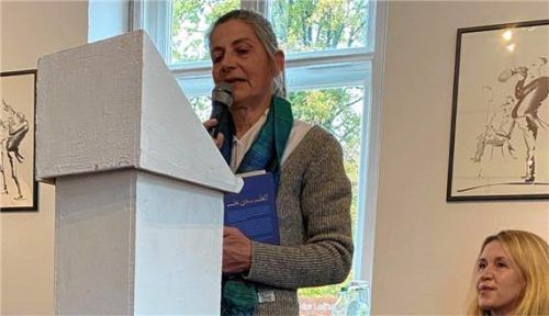Katja Klee, Tochter des Künstlers, spricht in der Galerie Markt Bruckmühl. Bößwetter