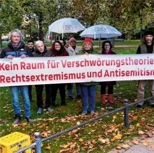 Kay Paulik (zweiter von links) forderte mit dem Rosenheimer Bündnis gegen Verschwörungstheorien: „Kein Raum für Hetze, Desinformation und Hass von Demokratiefeinden“. Huber