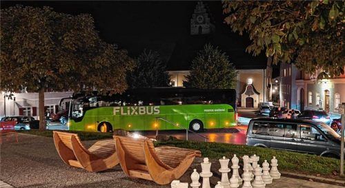 Kein seltener Anblick: ein Fernreisebus, der auf dem engen Marktplatz in Neubeuern rangiert. privat