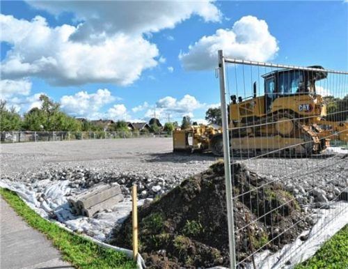 Kiesfläche statt grüner Wiese: An der Kuglmoosstraße in Schloßberg entsteht oberhalb der Bahnstrecke eine Logistik-Fläche für die Bauarbeiten. Schlecker