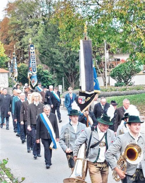 Kirchenzug mit Fahnenabordnungen der drei Vereine aus Rohrdorf, Neubeuern und Höhenmoos. Franz Schmidpeter