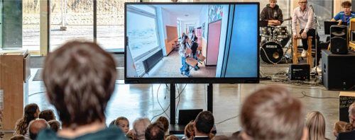 „Kisten tragen, Hände reichen, keiner wollte wirklich weichen. Lehrer, Schüler, Hand in Hand, mit Herz gebaut, nicht nur mit Verstand. Der Bauhof da, die Kraft im Team. Das ist mehr als nur ein Gebäude, das ist unser Neubeginn.“ Das sind Songzeilen aus einem Musikvideo zum Umzug, das die Schüler selbst aufgenommen haben und das bei der Feier gezeigt wurde. Johannes Thomae