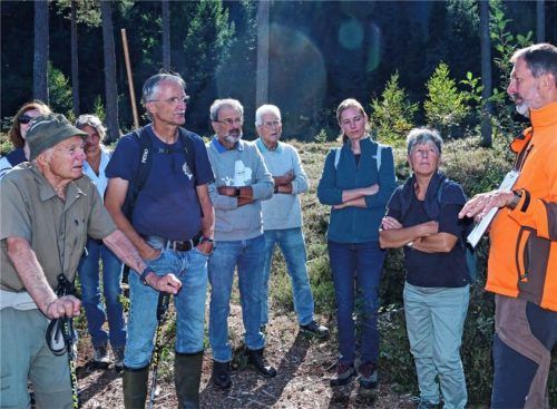 Klaus Herold vom Bund Naturschutz Traunstein (rechts) erklärt Rüdiger Sebottendorf (von links) und Dr. Thomas Rettelbach sowie Burgi Mörtl-Körner, der Zweiten Bürgermeisterin der Stadt Traunstein (Zweite von rechts), das Wesen der Moorlandschaft. BUND