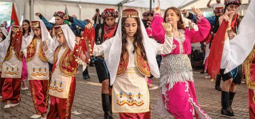 Konzentration auf die nächsten Schritte: Türkischer Volkstanz darf bei einem Kulturfest an und in der Moschee natürlich nicht fehlen.
