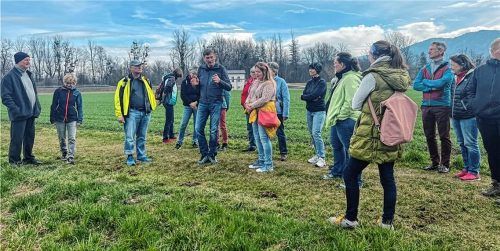 Landwirte und Verbraucher im Dialog: Warum säen Bauern immer nur grüne Wiesen? Diese und weitere Fragen beantwortete Bio-Bauer Anton Moser aus Reischenhart (Mitte) bei einer landwirtschaftlichen Wanderung der Öko-Modellregion Hochries-Kampenwand-Wendelstein. Wimmer