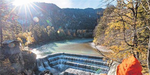 Lese-Tipp: „Einfach mal entspannen“ (Bruckmann Verlag). Einer der wunderschönen Rückzugsorte in dem Buch ist der idyllische Lechfall bei Füssen (gr. F.). IMago/Maximilian Koch/imagebroker/zoonar/Andy Bünning