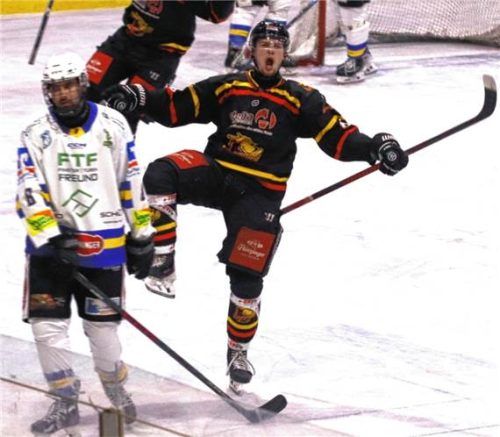 Man of the Match: Martin Hadersbeck (rechts) bejubelt hier seinen dritten Treffer des Spiels.Hadersbeck