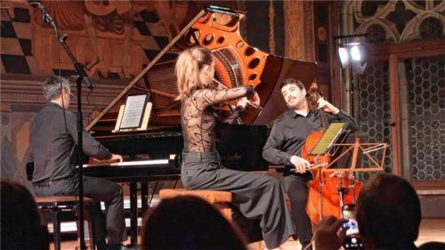 Marco Sanna (Klavier), Judith Stapf (Violine) und Arnau Rovira (Violoncello) mit Hingabe im Rathaussaal. Füchtner