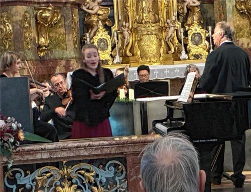 Marianna Herzig und Andreas Legath im Altarraum der Rotter Kirche. Prokop