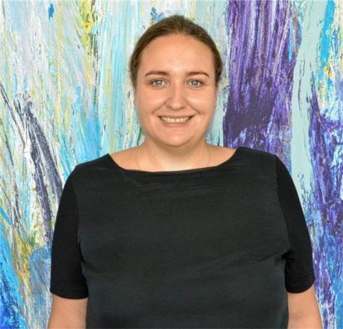 Martina Schmaderer berät im Pflegestützpunkt Rosenheim zu Leistungen des Bezirks Oberbayern. Bezirk Oberbayern