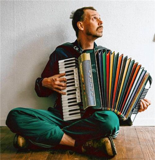 Maxi Pongratz ist Live-Musiker mit Leib und Seele. Sein neues Album bringt er auch nach Rosenheim. Schuler / Pongratz