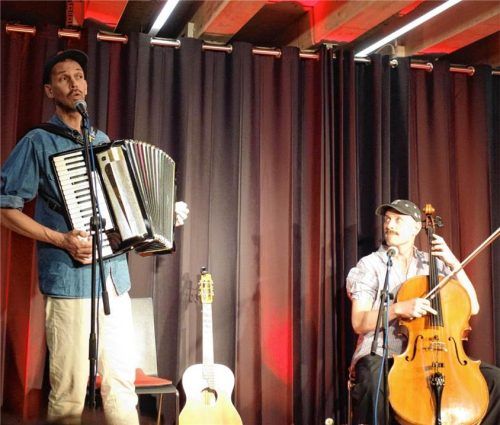 Maxi Pongratz mit Akkordeon und Juri Kannheiser am Cello auf der Bühne in der Rosenheimer Stadtbibliothek. Andreas Friedrich