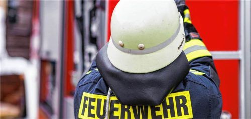 Mehrere Helfer löschten die Flammen in einer Gemeinschaftsunterkunft in Mühldorf. dpa