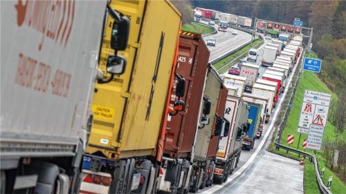 Mit Blockabfertigungen, die riesige Staus im Landkreis Rosenheim verursachen, üben die Österreicher in Sachen Brenner-Nordzulauf Druck auf die Deutschen aus. dpa