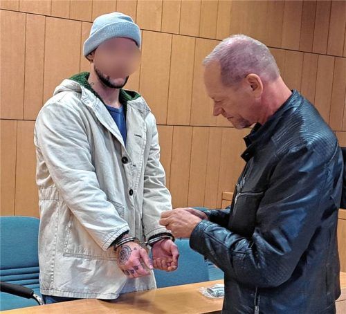 Mit einem Messer soll er ein Rosenheimer Original, den „Piraten“, schwer verletzt haben: der Angeklagte im Totschlagprozess am Landgericht Traunstein. Weiser
