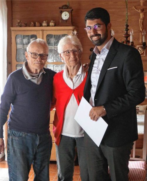Mit einer Mofa-Panne begann das gemeinsame Leben von Helga und Anton Kerscher. Jetzt feierten sie ihre eiserne Hochzeit. Zu den Gratulanten gehörte auch Rosenheims Oberbürgermeister Abuzar Erdogan. Gerhard Erlich