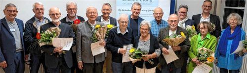 Mitglieder der ersten Stunde: Stellvertretend für das Netzwerk Hospiz ehrte Vorsitzender Stephan Bierschneider (von links) Dr. Gerhard Binder, Hermann Sandmeir, Johann Öggl, Konrad Kronast, Dr. Thomas Kubin, Karl und Erika Kaditzky, Stefan Nowack, Dr. Herbert Bruckmayer, Dr. Martin Metz, Dr. Thomas-Phillip Zucker, Waltraud Wiesholer-Niederlöhner, Dr. Christoph Jung und Dr. Franziska Achatz für ihre 20-jährige Treue. Hobmaier