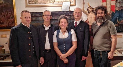 Mitten in der Geschichte: Bei einer Führung durch das Pfarrmuseum informierten sich von links Flintsbachs Erster Bürgermeister Holger Steiner, Vorsitzender Gunther Arendt, stellvertretende Landrätin Alexandra Burgmaier, Pfarrer Helmut Kraus und der evangelische Pfarrer Michael Krauß über die historischen Exponate und die Arbeit des Freundeskreises. Volkhard Steffenhagen