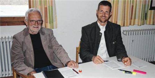 Moderator Hans Helmberger (links) und Vorstand Simon Schreiber bei der Diskussionsveranstaltung. KSK Haslach
