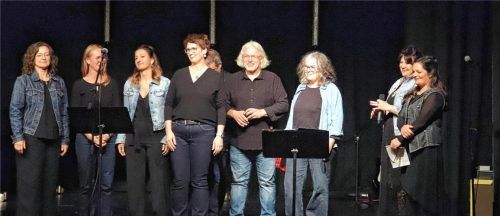 Musikerinnen und Musiker auf der Bühne beim ersten Elternkonzert am Ignaz-Günther-Gymnasium; die Initiatorin Gundi Herget ist die dritte Person von rechts. Anton Großmann