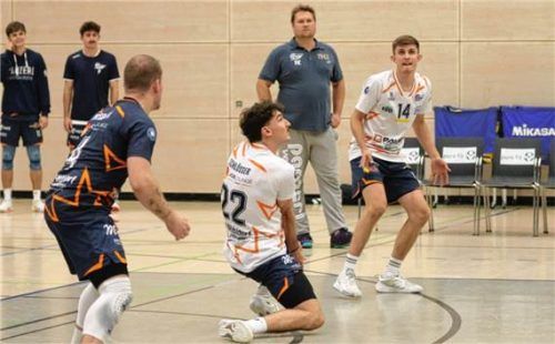 MVP Tom Schlösser (Mitte) sorgte mit Kapitän Fabian Bartsch (rechts) und Libero Marcel Wysgalla (links) für eine stabile Annahme.Bafian Bartsch
