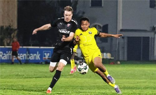 Nach dem direkten Duell: Tögings Mike Opara (rechts) und Bruckmühls Manuel Wenzel sind mit ihren Teams am morgigen Samstag gefordert.Zucker
