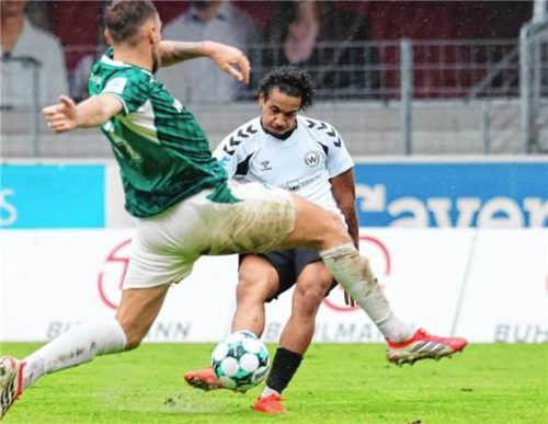 Noah Shawn Agbaje erzielt in dieser Szene das 2:1 für den SV Wacker.Christian Butzhammer