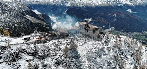 Noch am Samstag dringt Rauch aus dem Kehlsteinhaus. Polizeipräsidium Oberbayern Süd