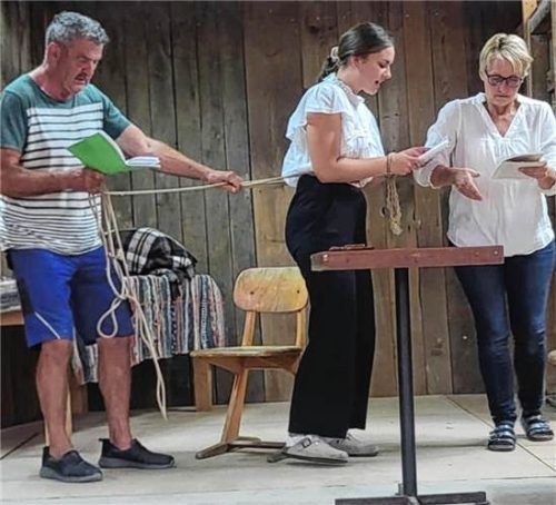 Noch proben sie mit Textheft, die Riederinger Theaterspieler. Bald schon ist Premiere. Niedermaier
