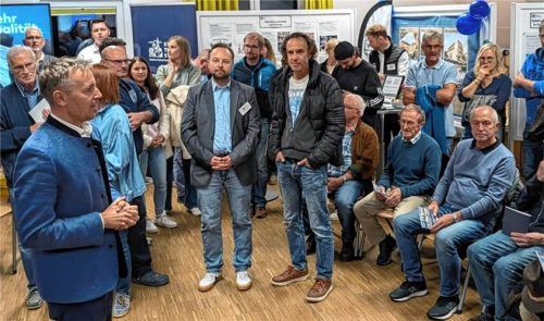 Oberbürgermeister Dr. Christian Hümmer (links) spricht zu den rund 100 Bürgern in der Mensa der Grundschule Kammer. Hobmaier