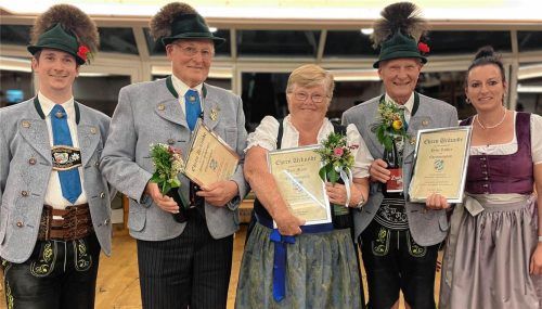 Peter Hampp (Erster Vorsitzender) mit den neuen Ehrenmitgliedern Hans Schneider, Anni Mank, Peter Köhler und der Zweiten Vorsitzenden Veronika Gruber (von links). Anna-Maria Egger