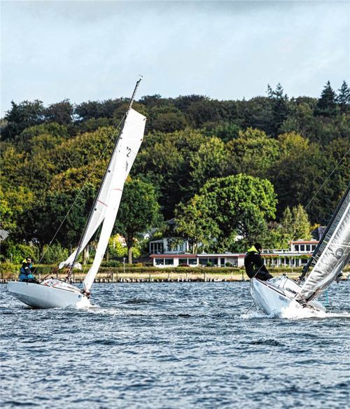 Philip Staudacher (links) vom Segler- und Ruderclub Simssee an der Spitze des Seascape-Feldes in Ufernähe der Insel Fünen. Rechts ein Konkurrent.nicolajsen foto & film