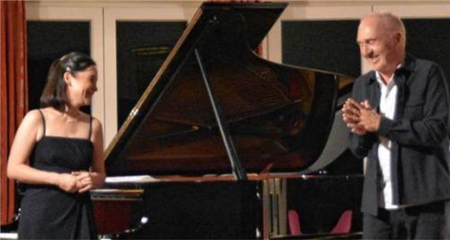 Pianistin Yume Hanusch und Sprecher Michael Atzinger freuen sich über den Applaus. Klaus Bovers